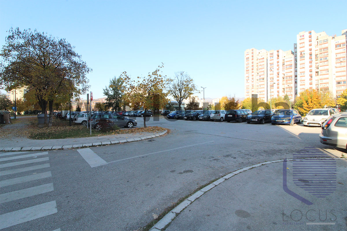 2.Parking prostor preko puta zgrade.jpg